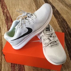 Nike free run white black-pure platinum BRAND NEW